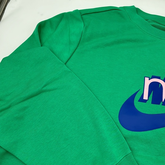 Nike Sportswear Club Fleece Graphic Sweatshirt in Green - Picture 3 of 8
